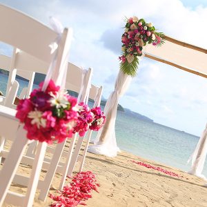 گل آرایی در مراسم عروسی کنار دریا و ساحل