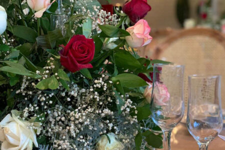 طراحی میز مهمان به همراه گل آرایی