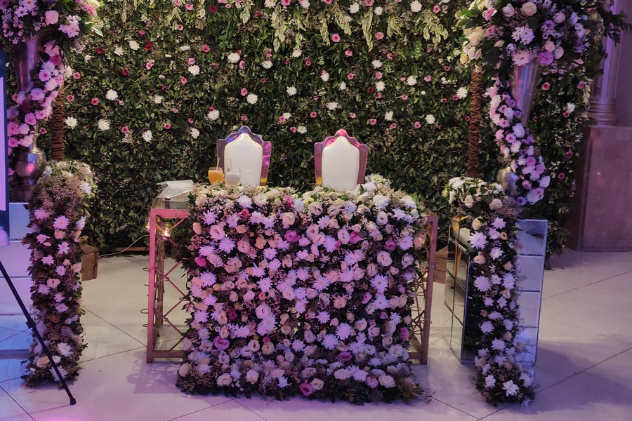 تزئین جایگاه عروس و داماد با گل آرایی